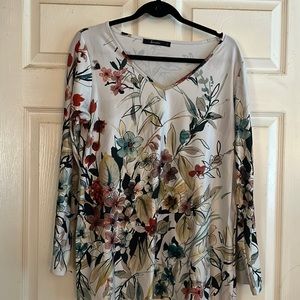4/$20 Sakurafiua top. Size large GUC